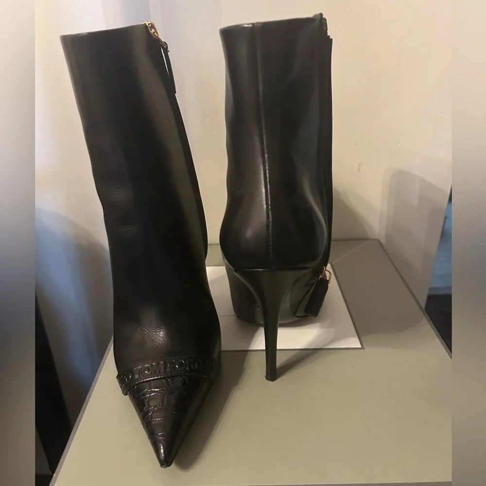 Tom Ford Black Leather Logo Embossed Ankle Boots 38.5 EU 7.5 US - Picture 3 of 7